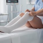découvrez la durée recommandée pour porter des bas de contention après une coelioscopie afin d'assurer une bonne récupération et prévenir les complications.